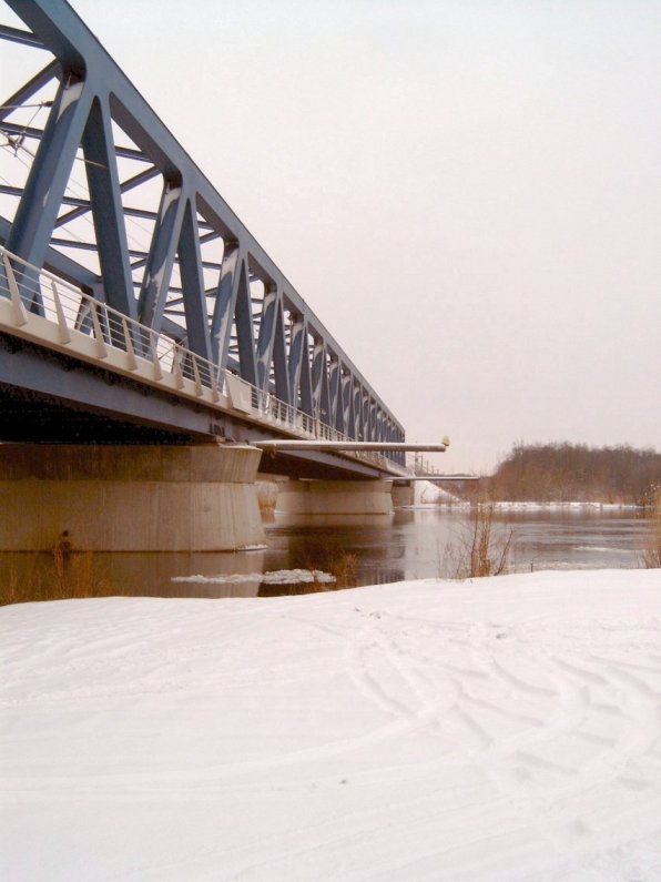 Die Eisenbahnbrücke "Das blaue Wunder"